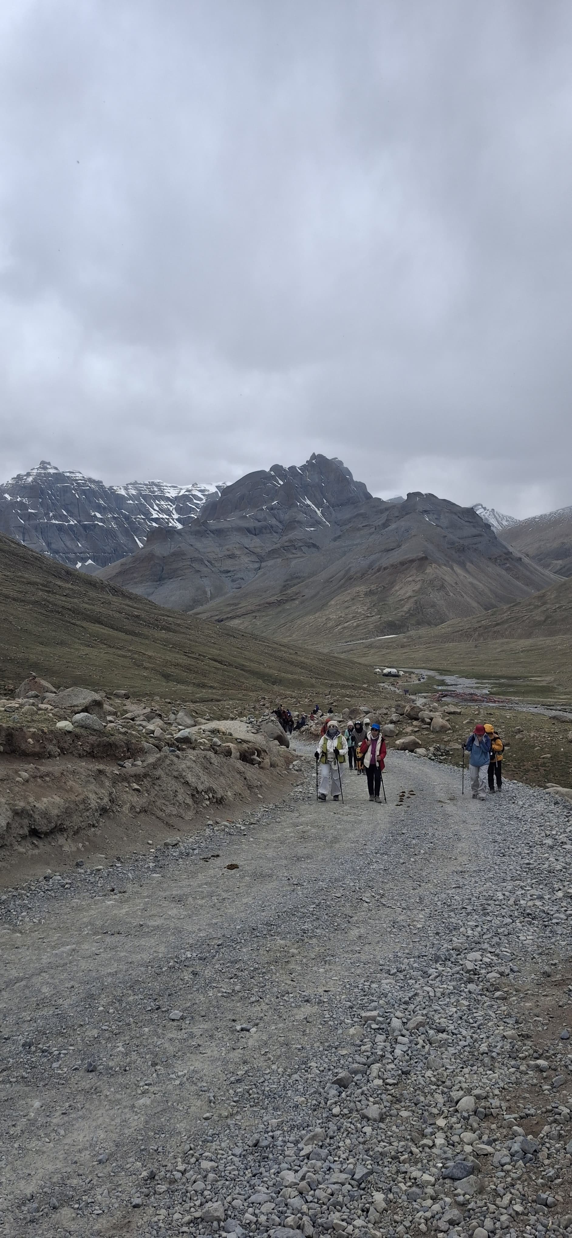 Pilgrims walking the Kailash parikrama