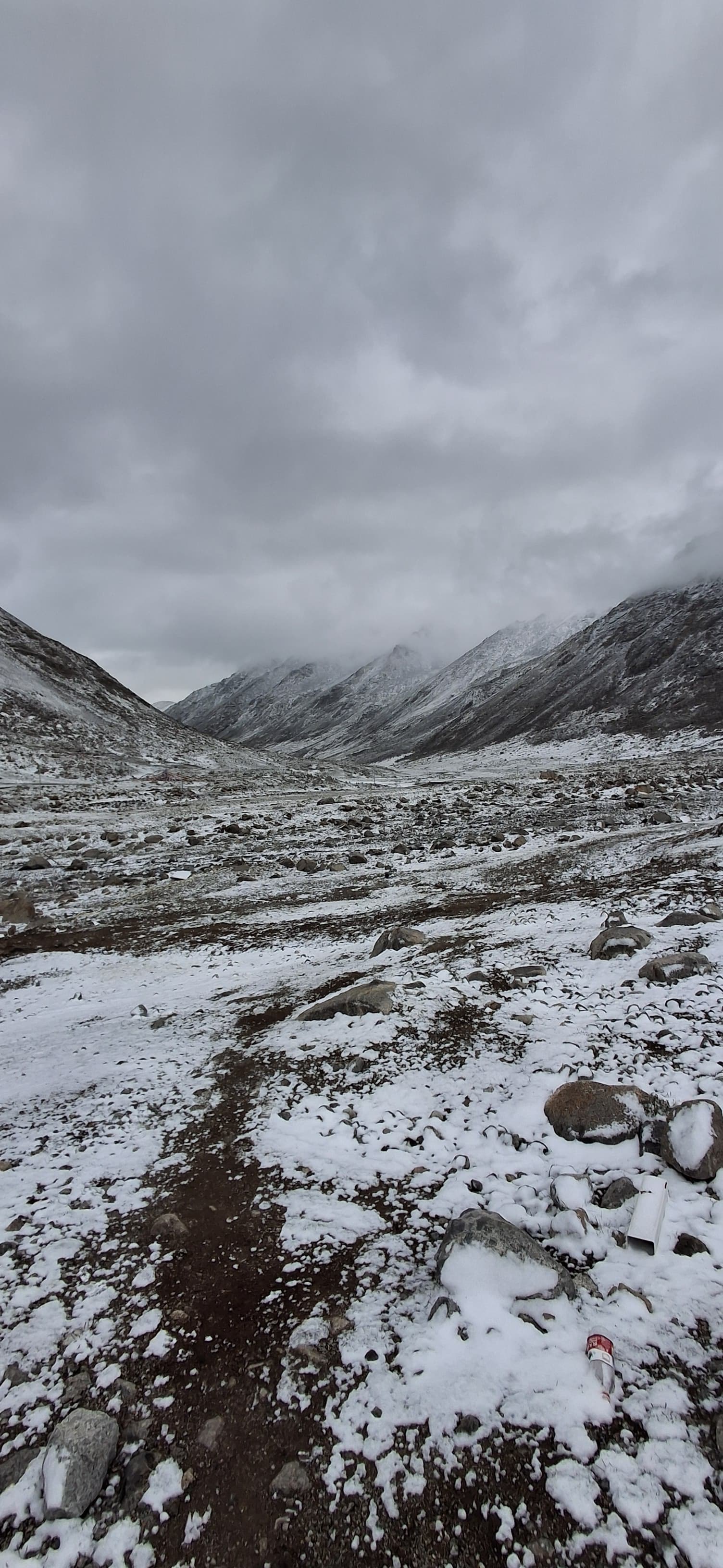 Fresh snow on the trail toward Dolma La pass